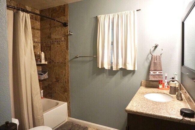 Building Photo - Quaint Four Bed/ Two Bath in Oceanside