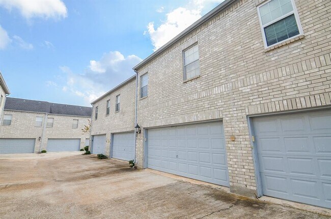 Building Photo - 306 Wilcrest Dr