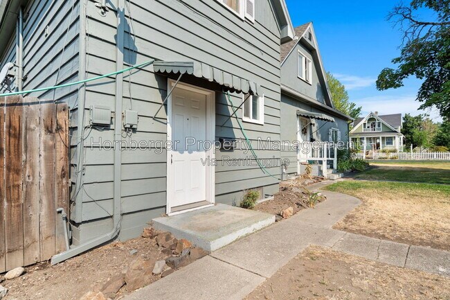 Building Photo - 1619 N Oak St