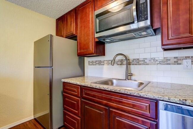 Building Photo - Remodeled Spacious 2 Bed 1 Bath In Quiet Community