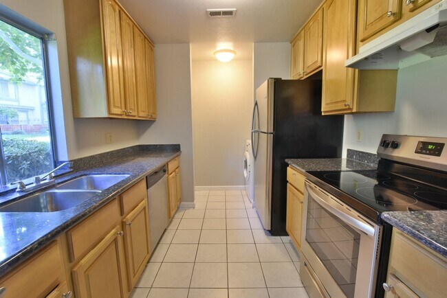 Building Photo - Remodeled and Clean 3 Bedroom 1.5 Bath Townhouse in South San Jose