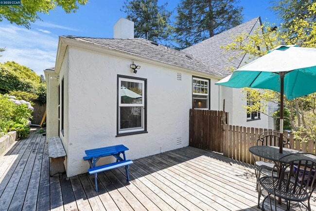 Building Photo - 1048 Leo Way