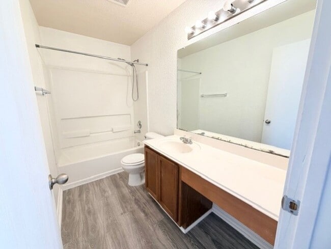 Building Photo - Super Nice 4 Bedroom w/Loft in Prime Location with Community Amenities