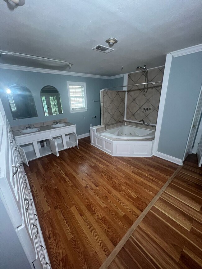 Building Photo - Beautiful 4/3 Home in North East Jackson
