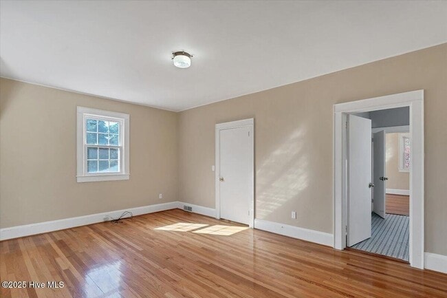 Building Photo - 300 Dogwood Ln