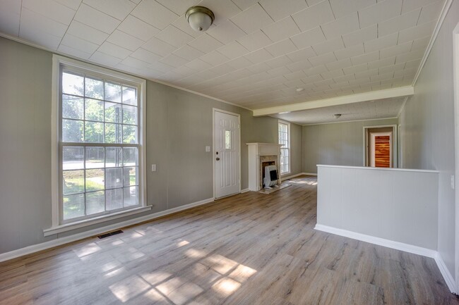 Building Photo - Freshly Updated 3 Bedroom Home