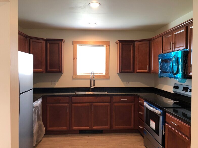 Granite Countertop and custom made Kraft Maid Cabinetry - 1016 Vine St