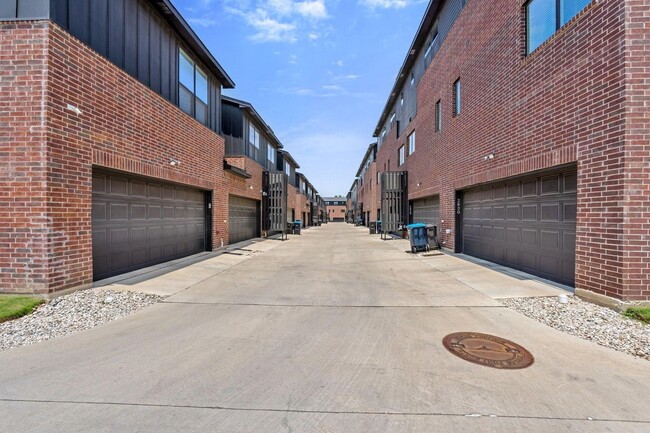 Building Photo - 2830 Addison Park Ln