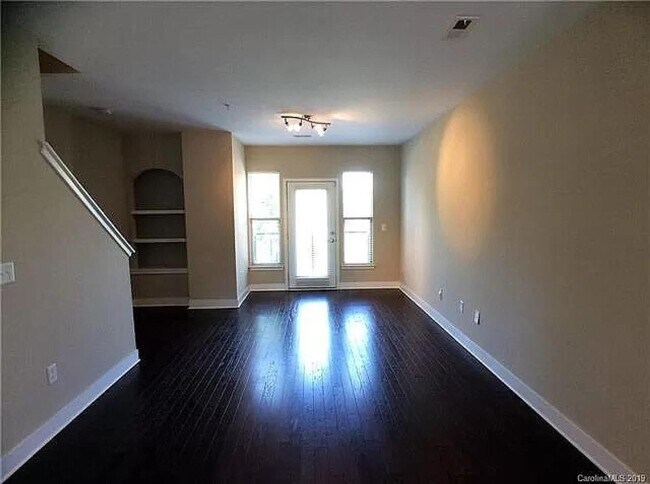 Building Photo - Room in 3 Bedroom Townhome at Seigle Point Dr