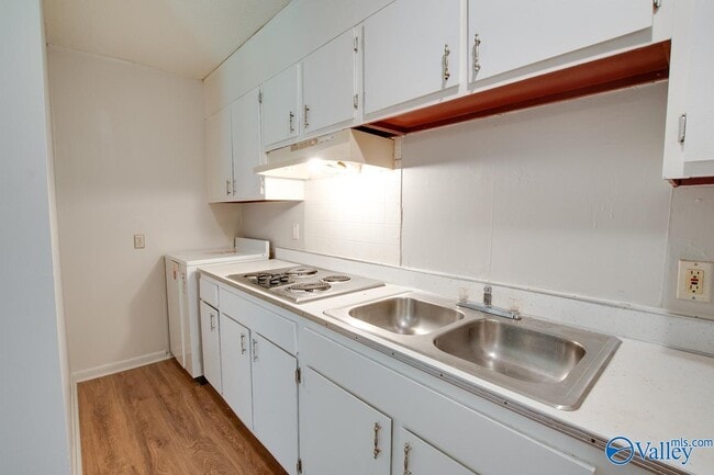 Building Photo - 1328 Oshaughnessy Ave NE