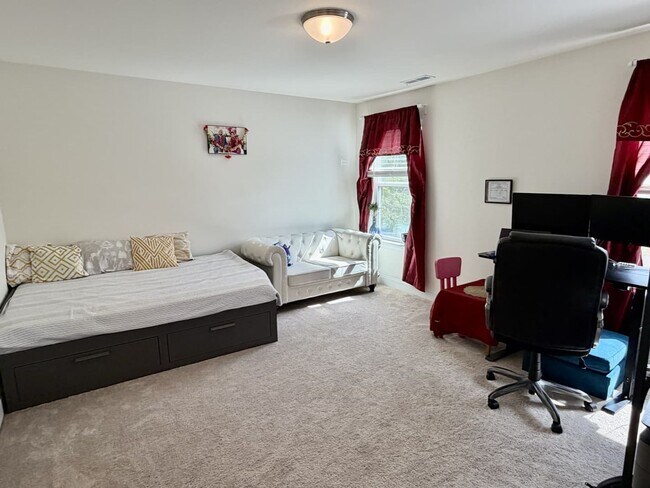 Building Photo - Like new home in Harrisburg!!