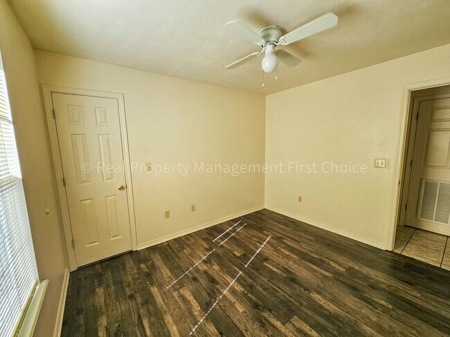 Building Photo - Nice 3 Bedroom/2 Bathroom Duplex off Jenny...