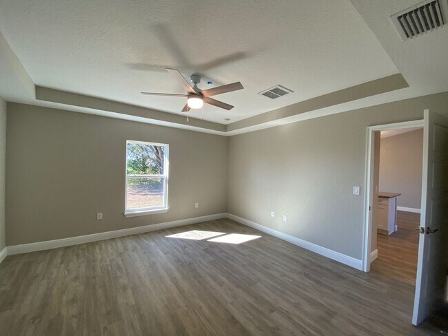 Building Photo - 3/2/2 Silver Spring Shores **Won't Last***