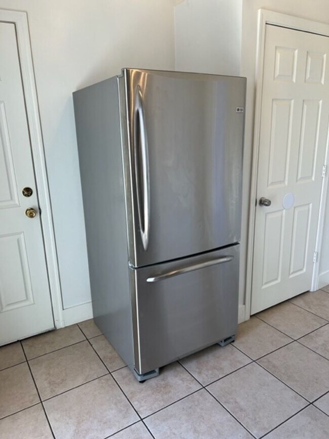 Building Photo - 1735 E La Jolla Dr