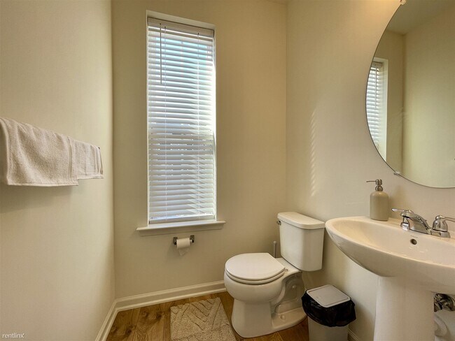 Building Photo - 4 br, 3.5 bath Townhome - 1733 Primrose Way