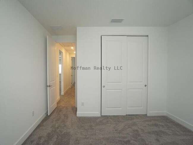 Building Photo - Stunning 5-Bedroom Lakeview Home in River ...