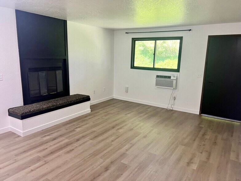 Building Photo - 132 NW Larry St