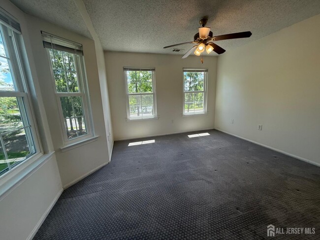 Building Photo - 128 Albury Way