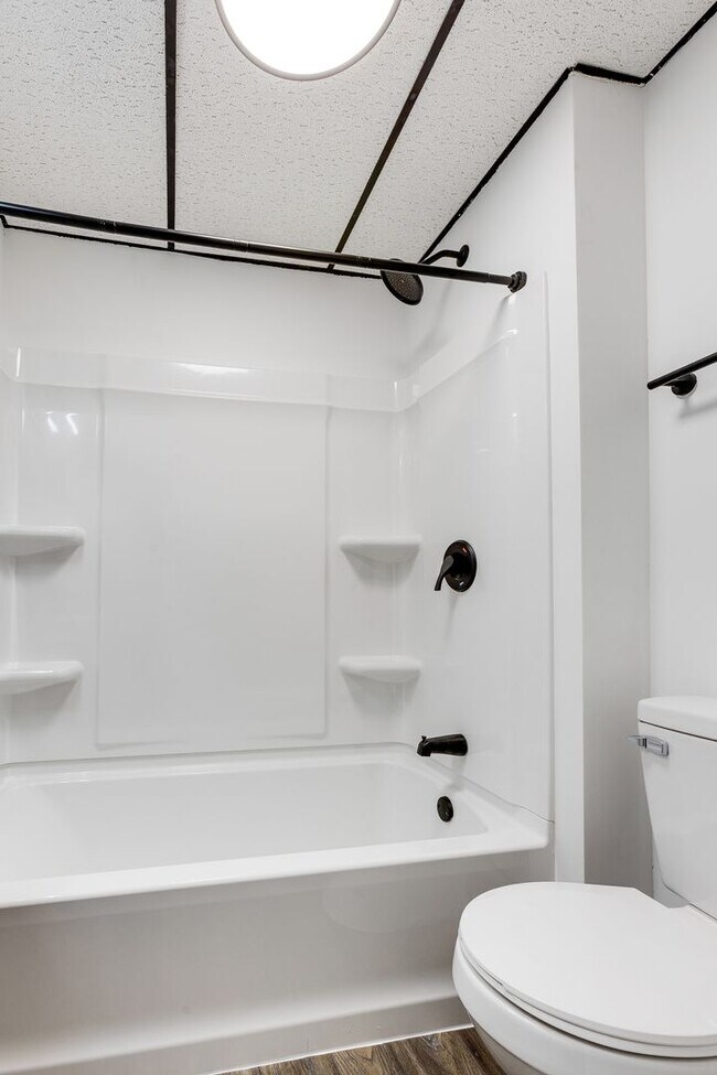 Building Photo - *AVAILABLE NOW!! ASK ABOUT OUR LEASING SPECIALS!!* BEAUTIFUL Fully Renovated Apartments