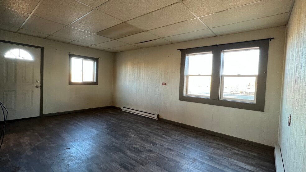 Building Photo - 106 Main St S