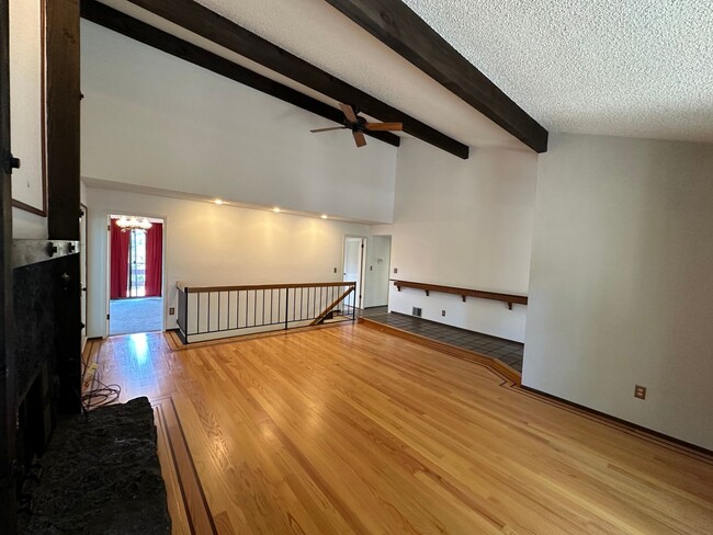Building Photo - Expansive House in the Monclair Village, Q...