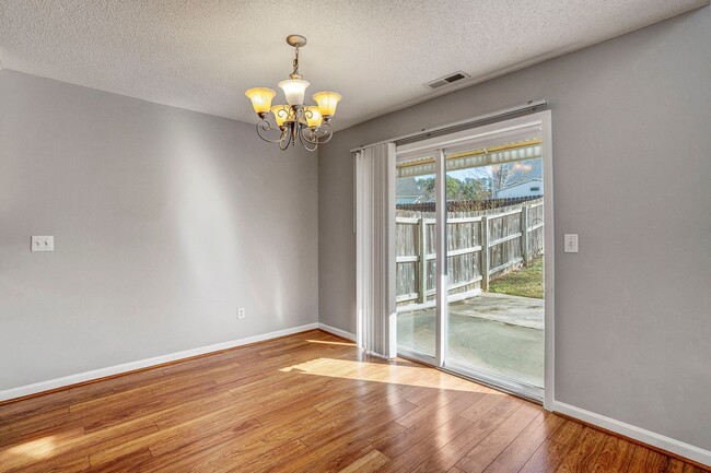 Building Photo - SINGLE FAMILY HOME- 3 Bedrooms 2.5 Baths