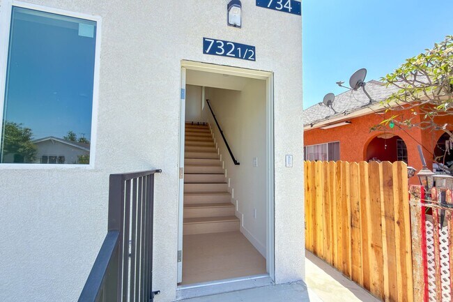Building Photo - 732 E 52nd St