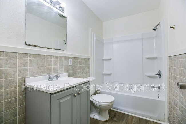 Building Photo - 132 E 11th St