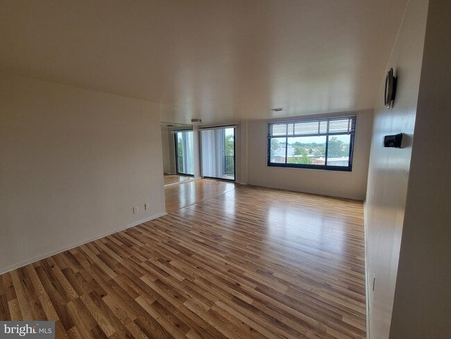 Building Photo - 3450 Toledo Terrace