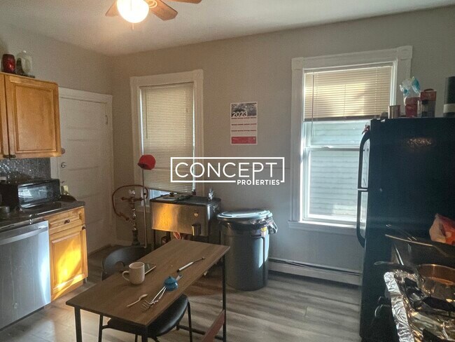 Building Photo - 65 Hillside St