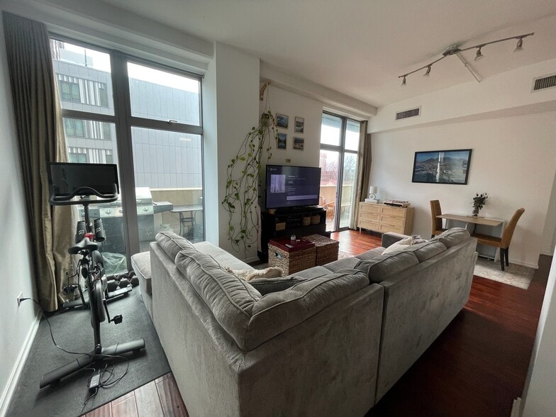 Building Photo - 1000 W Leland Ave