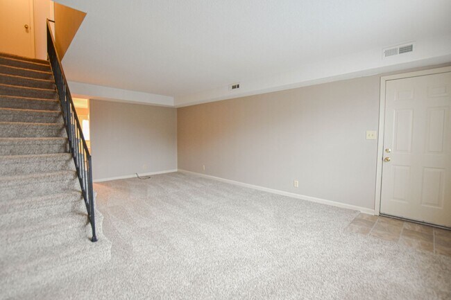 Building Photo - 1533 E Knollwood Cir