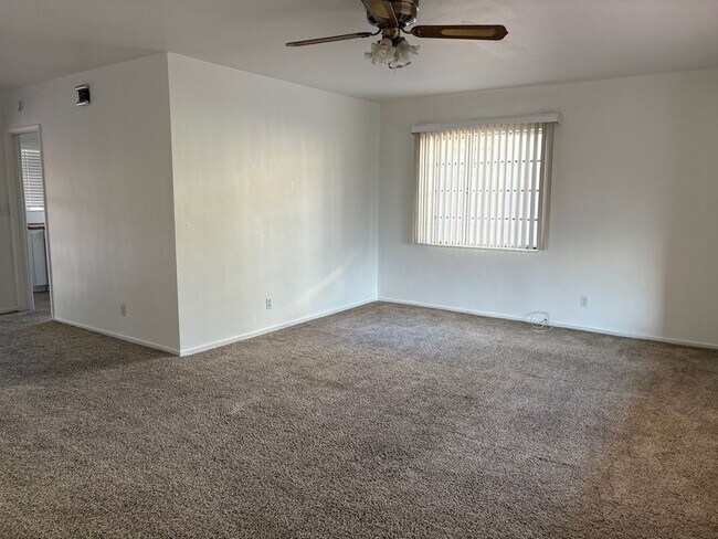 Building Photo - 2 bedroom, 1 bathroom house near Universit...
