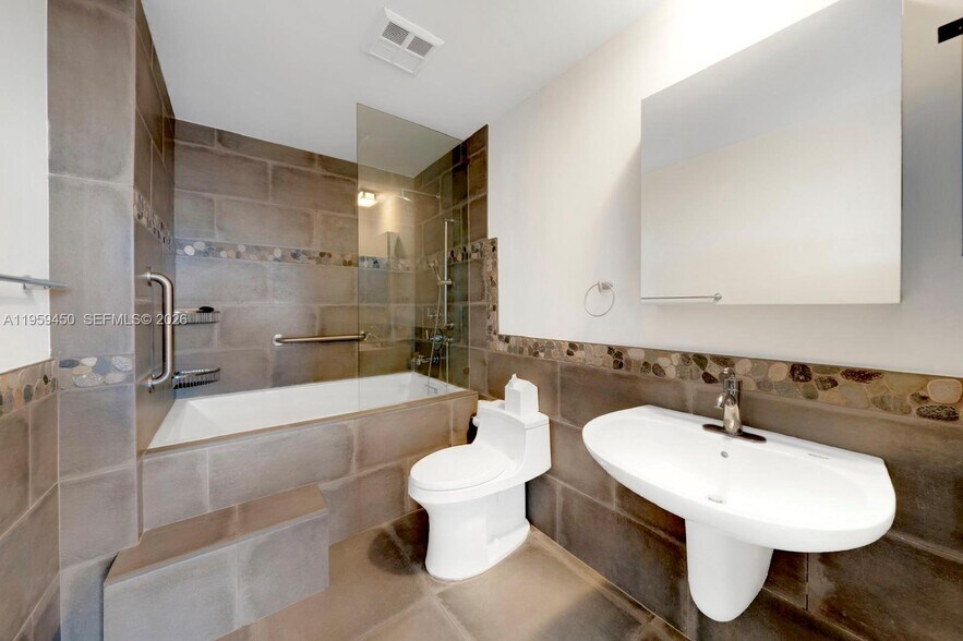 Building Photo - 10 SW South River Dr