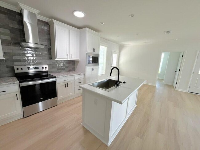 Building Photo - 5656 Woodford St