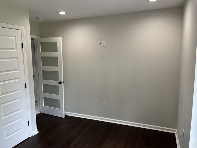 Building Photo - 606 E 23rd St