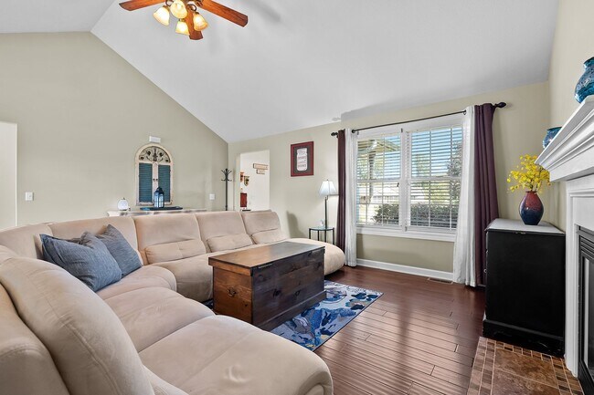 Building Photo - Four bedroom, 3 Bathroom with Bonus Room a...