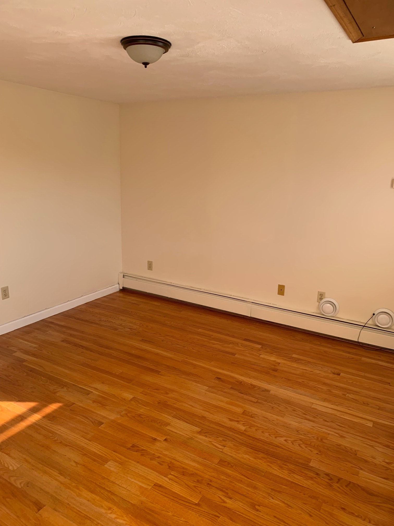 bedroom - 72 N Broadway
