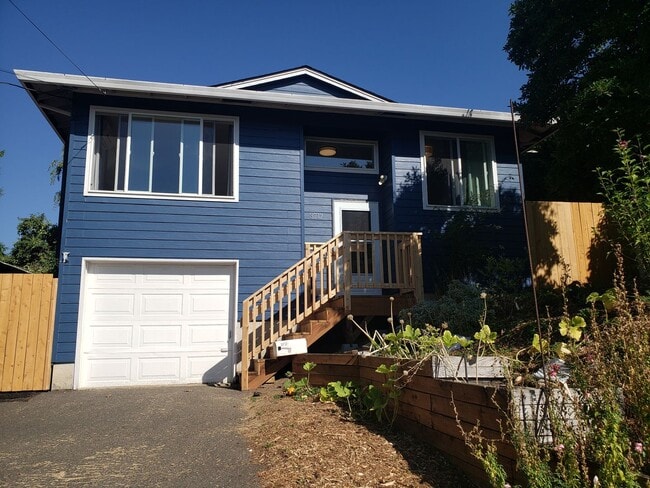 Building Photo - Charming Milwaukie House with Beautiful Ba...