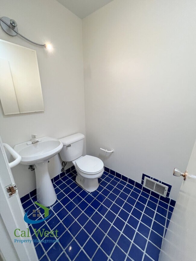 Building Photo - $3695 - 2 Bed/1.5 Bath Duplex in Santa Clara w/ Attached Garage