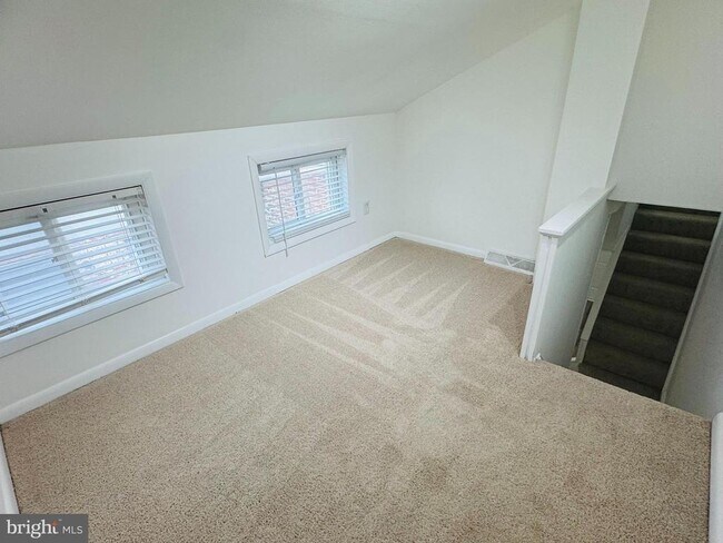 Building Photo - 25 Degrange St