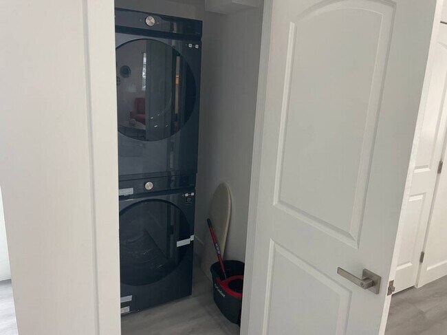 Building Photo - 2802 SW 21st St