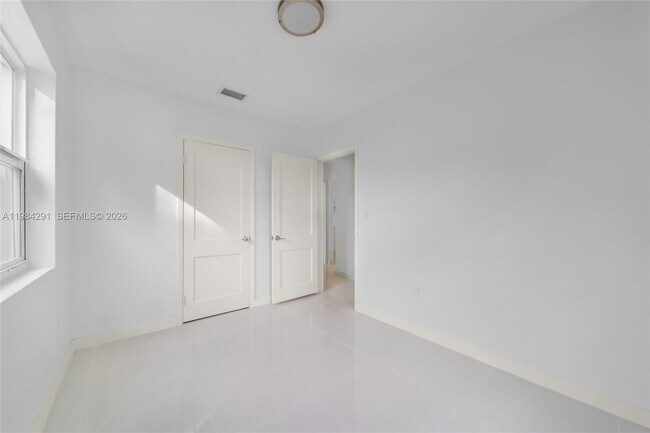 Building Photo - 27 Suffolk Ave