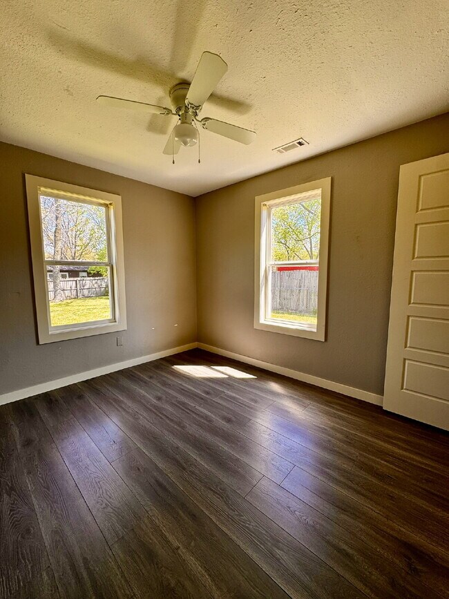 Building Photo - 803 E Greenfield St