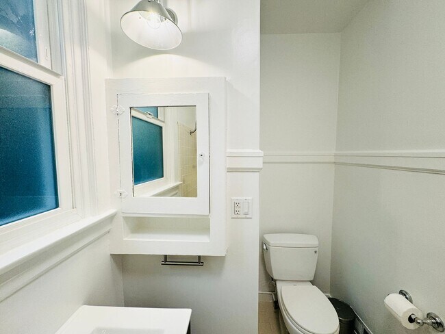 Building Photo - Bernal/Mission/Noe: Updated Flat w/ Shared...