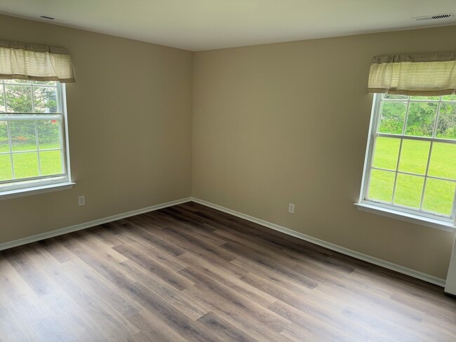 Building Photo - 565A Thrush Ct