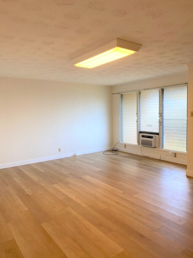 Building Photo - Manoa - Upgraded 3 Bedroom, 3 Bath Single Family Home with Enclosed Garage