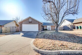 Building Photo - Spacious 3-bedroom home with bonus room, fenced yard, and 2-car garage in Country Hollow.