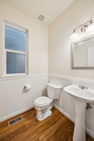 Building Photo - 325 NW 209th Ave