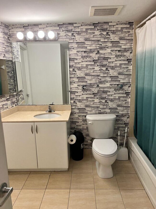 Building Photo - 1750 N Bayshore Dr